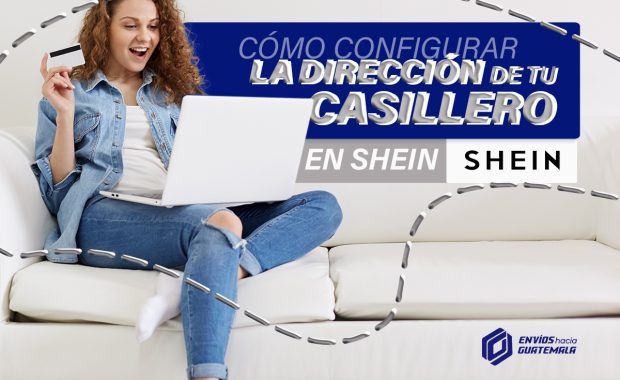 joven con cabello rulo de color castaño con una tarjeta de crédito en la mano mientras compra online