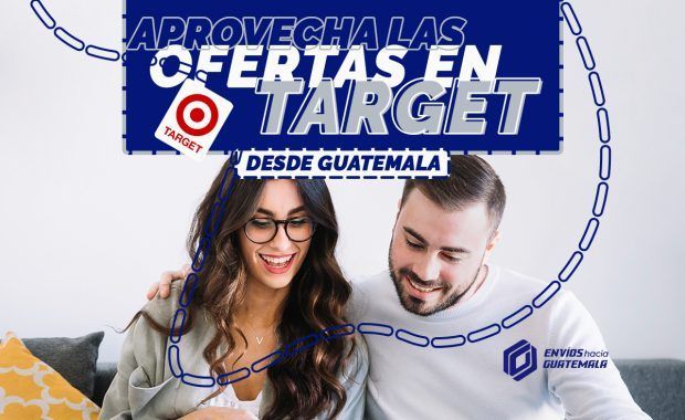 una pareja revisando el sitio web de target USA desde una laptop