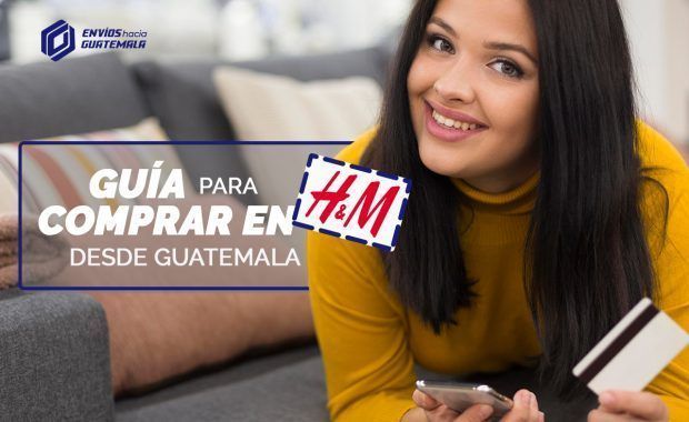 mujer joven con camisa color amarillo mostaza con un celular en la mano
